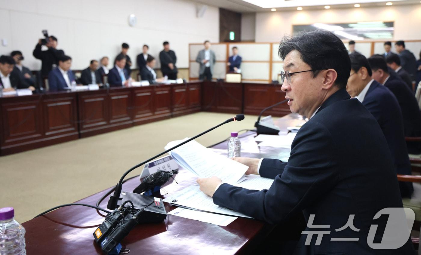 본문 이미지 - 이억원 금융위원장이 30일 서울 종로구 정부서울청사에서 열린 중동상황 관련 금융권 간담회에서 모두발언을 하고 있다. 2026.3.30 ⓒ 뉴스1 임세영 기자