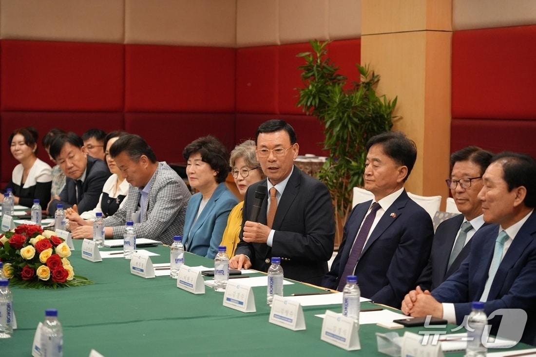 본문 이미지 - 인천상공회의소 경제사절단과 캄보디아 한인 상공회의소가 간담회를 진행하고 있다. (인천상공회의소 제공.재판매 및 DB금지)