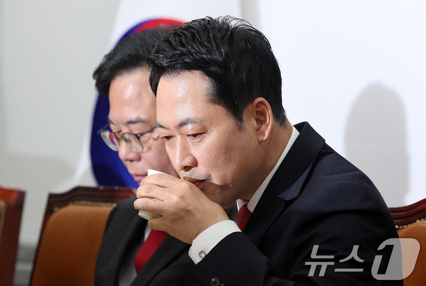 본문 이미지 - 장동혁 국민의힘 대표가 30일 서울 여의도 국회에서 열린 최고위원회의에 참석해 물을 마시고 있다. 2026.3.30 ⓒ 뉴스1 박지혜 기자