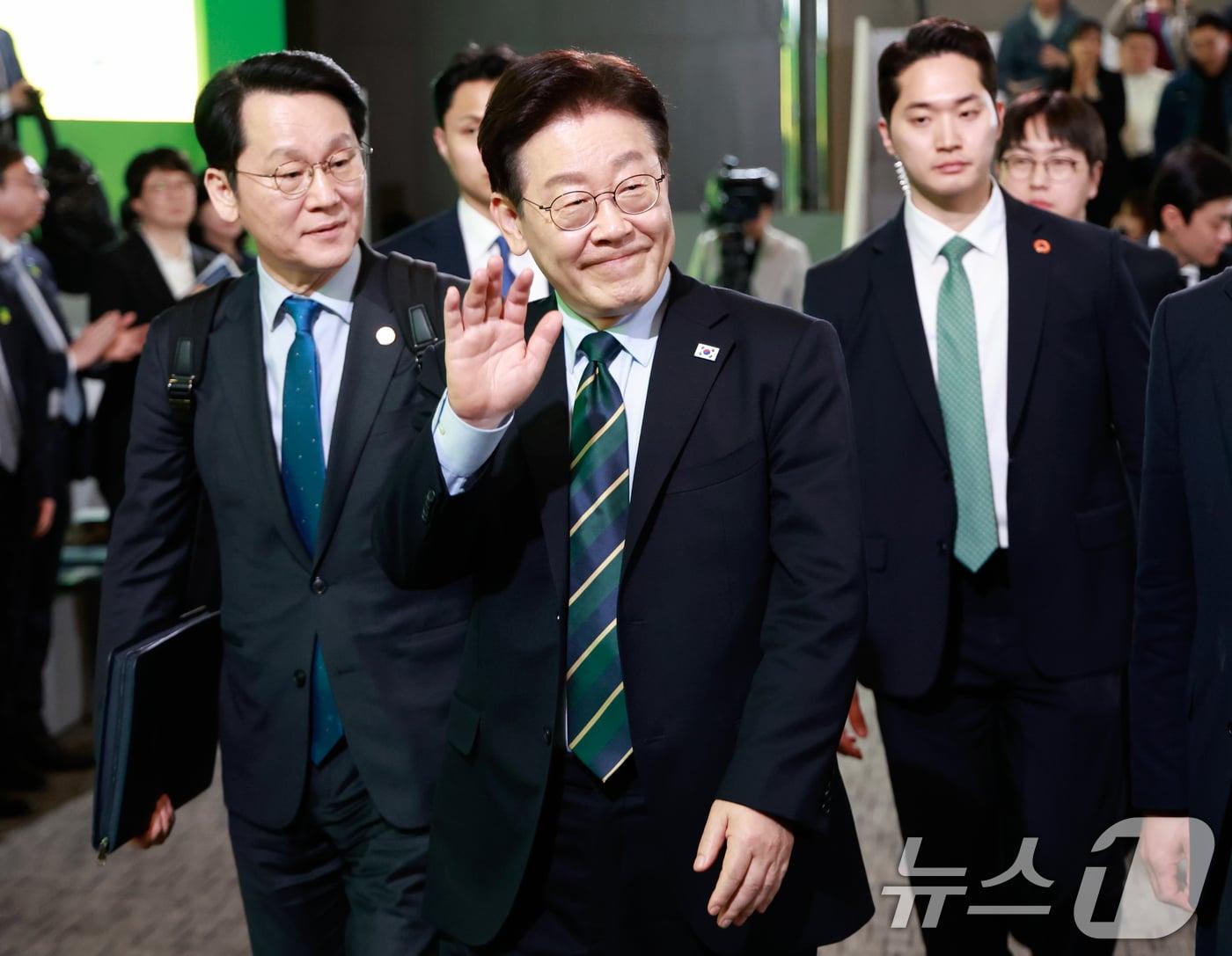 본문 이미지 - 이재명 대통령이 30일 제주 한라대학교에서 열린 '제주의 마음을 듣다' 타운홀미팅 간담회를 마친 뒤 이동하며 손인사를 하고 있다. 2026.3.30 ⓒ 뉴스1 이재명 기자