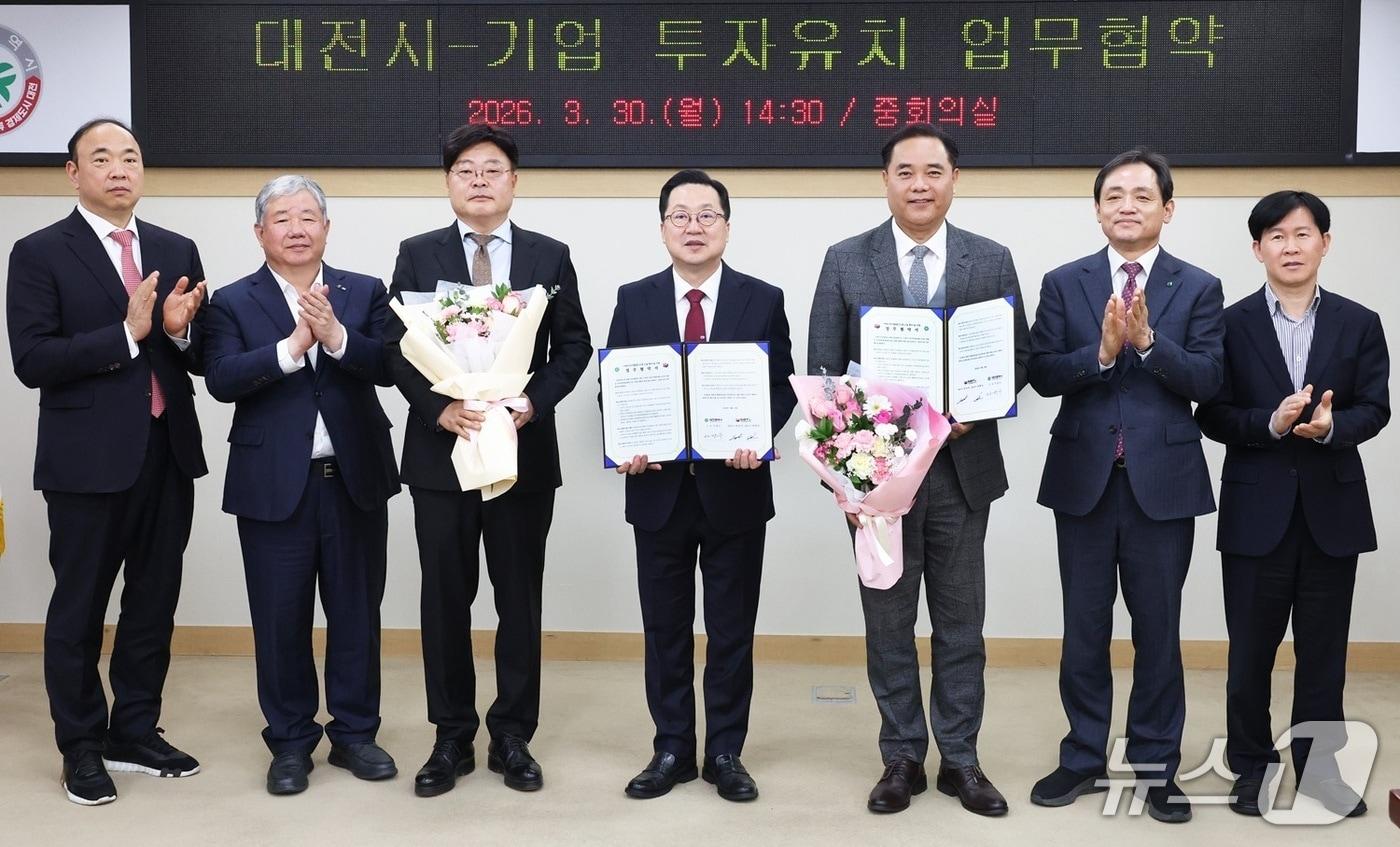 본문 이미지 - 협약식에는 이장우 대전시장을 비롯해 천상욱·최형민 ㈜에스비티엘 첨단소재 대표, 정태희 대전상공회의소 회장 등이 참석했다. (시 제공) / 뉴스1
