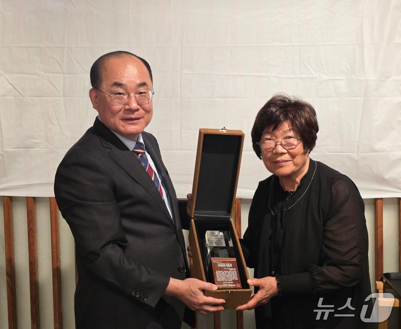 본문 이미지 - 고(故) 최상훈 아스트로닉 회장의 부인 최옥계 동문(오른쪽)과 최재원 부산대 총장. (부산대 제공. 재판매 및 DB 금지)