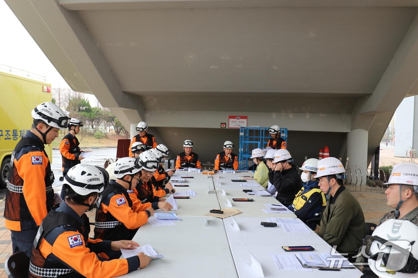 본문 이미지 - 30일 광주 북부소방서 등 유관기관이 광주기아챔피언스필드에서 KBO 정규시즌을 앞두고 가동훈련을 실시하고 있다.(광부 북부소방 제공. 재판매 및 DB 금지)