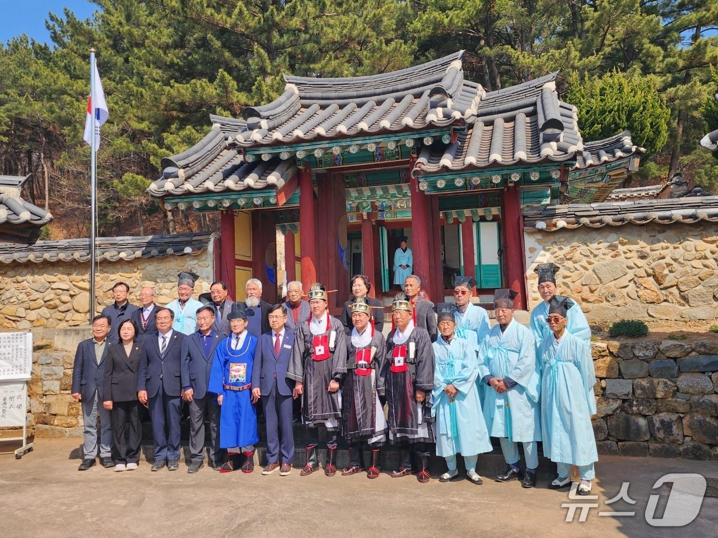 본문 이미지 - 지난 28일 지곡면 부성사 사당에서 강길환 부성사 대표이사를 비롯해 신필승 서산시 부시장 등 70여명이 참석해 ‘2026년도 춘계 제향’을 열고 고운 최치원 선생의 학덕과 업적을 추모했다.(부성사 제공. 재판매 및 DB금지)2026.3.30/뉴스1