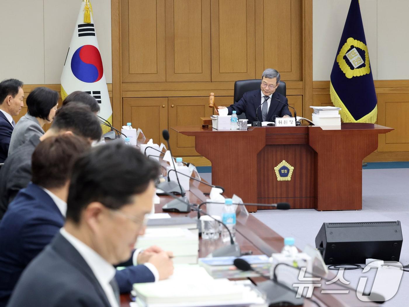 본문 이미지 - 이동원 양형위원장이 30일 오후 서울 서초구 대법원에서 열린 양형위원회 제144차 회의에서 의사봉을 두드리고 있다. 2026.3.30 ⓒ 뉴스1 황기선 기자