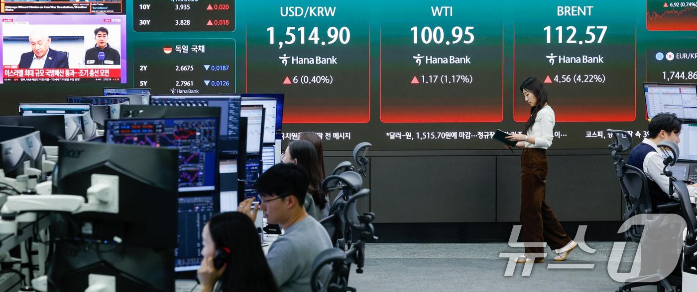 본문 이미지 - 서울 중구 하나은행 본점 딜링룸 전광판에 표시된 달러·원 환율과 서부텍사스산원유(WTI), 브렌트유 가격. 2026.3.30 ⓒ 뉴스1 안은나 기자