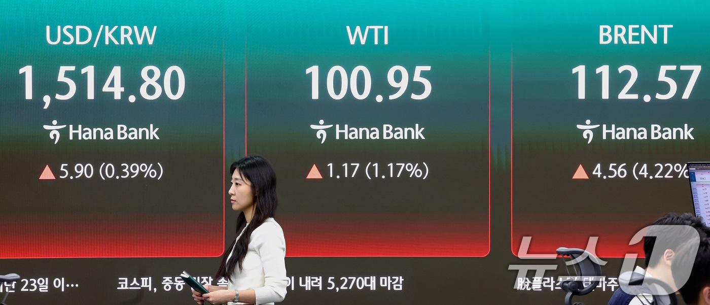 본문 이미지 - 코스피 지수가 중동 확전 우려에 상승 마감한 30일 오후 서울 중구 하나은행 딜링룸 현황판에 서부텍사스산원유(WTI) 가격이 나오고 있다. 2026.3.30 ⓒ 뉴스1 조연우 인턴기자