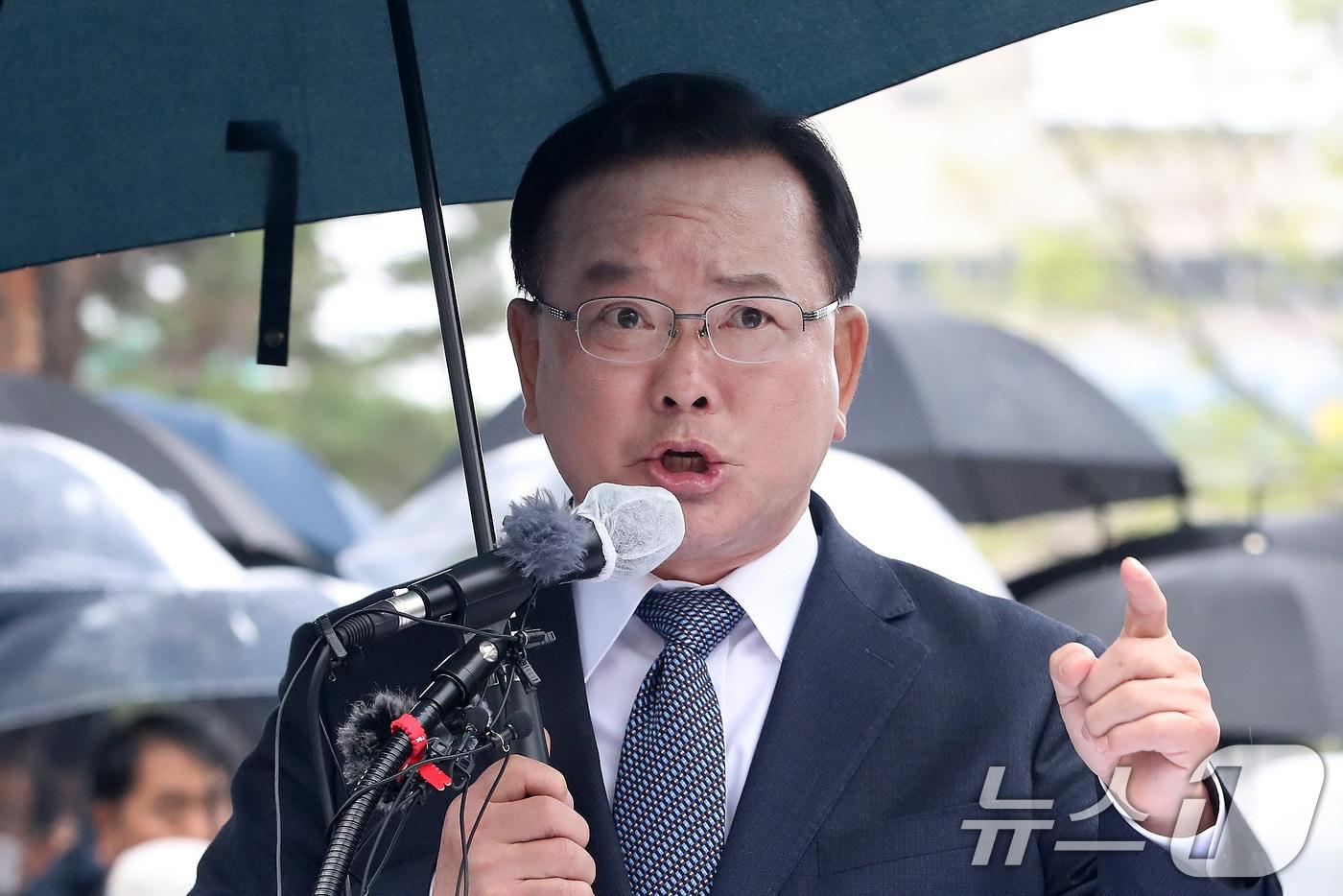 본문 이미지 - 김부겸 전 국무총리가 30일 오후 대구 중구 2·28기념중앙공원에서 6·3지방선거 대구시장 출마를 선언하고 있다. 2026.3.30 ⓒ 뉴스1 공정식 기자