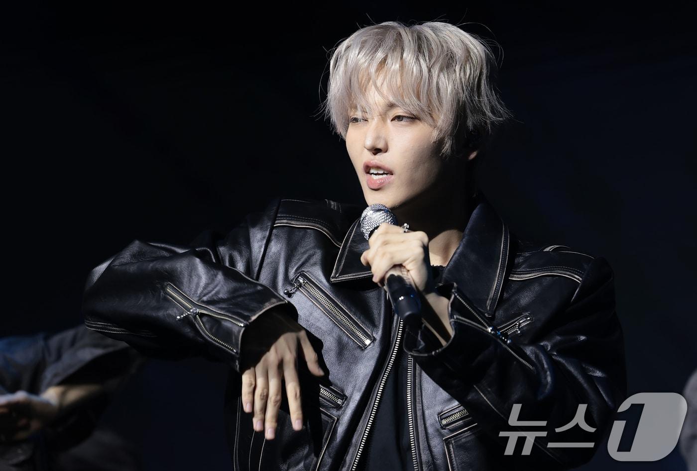 본문 이미지 - 가수 장한음이 30일 서울 강남구 성암아트홀에서 가진 두 번째 EP ‘DAYDREAM' 발매 기념 쇼케이스에서 타이틀 곡 ‘워너’(WANNA)를 선보이고 있다. 2026.3.30 ⓒ 뉴스1 권현진 기자