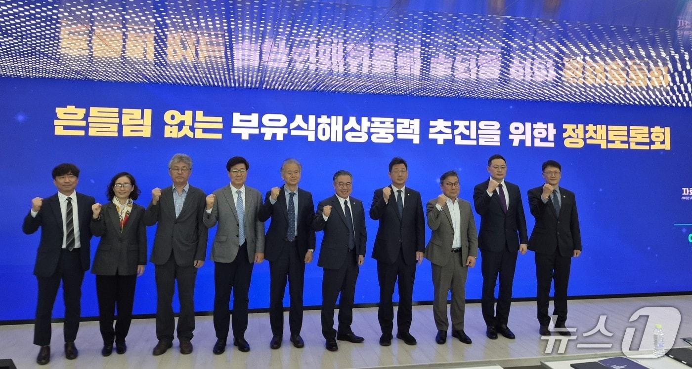 본문 이미지 - 더불어민주당 울산시당은 30일 울산 종하이노베이션센터에서 '에너지 전환과 울산의 미래 : 흔들림 없는 부유식 해상풍력 추진을 위한 국회 토론회'를 개최했다.(김태선 의원실 제공. 재판매 및 DB금지)/뉴스1