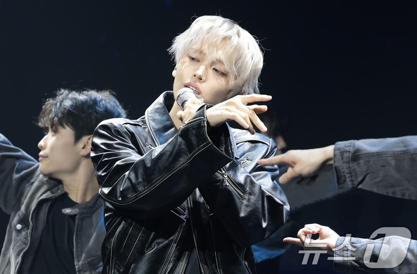 본문 이미지 - 가수 장한음이 30일 서울 강남구 성암아트홀에서 가진 두 번째 EP ‘DAYDREAM' 발매 기념 쇼케이스에서 타이틀 곡 ‘워너’(WANNA)를 선보이고 있다. 2026.3.30 ⓒ 뉴스1 권현진 기자