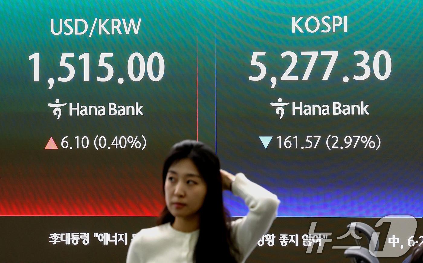 본문 이미지 - 30일 오후 서울 중구 하나은행 딜링룸 현황판에 종가가 표시되고 있다. 원·달러 환율은 전일 오후 3시 30분 주간종가 대비 6.40원 오른 1,515.10원을 기록했다. 2026.3.30 ⓒ 뉴스1 조연우 인턴기자