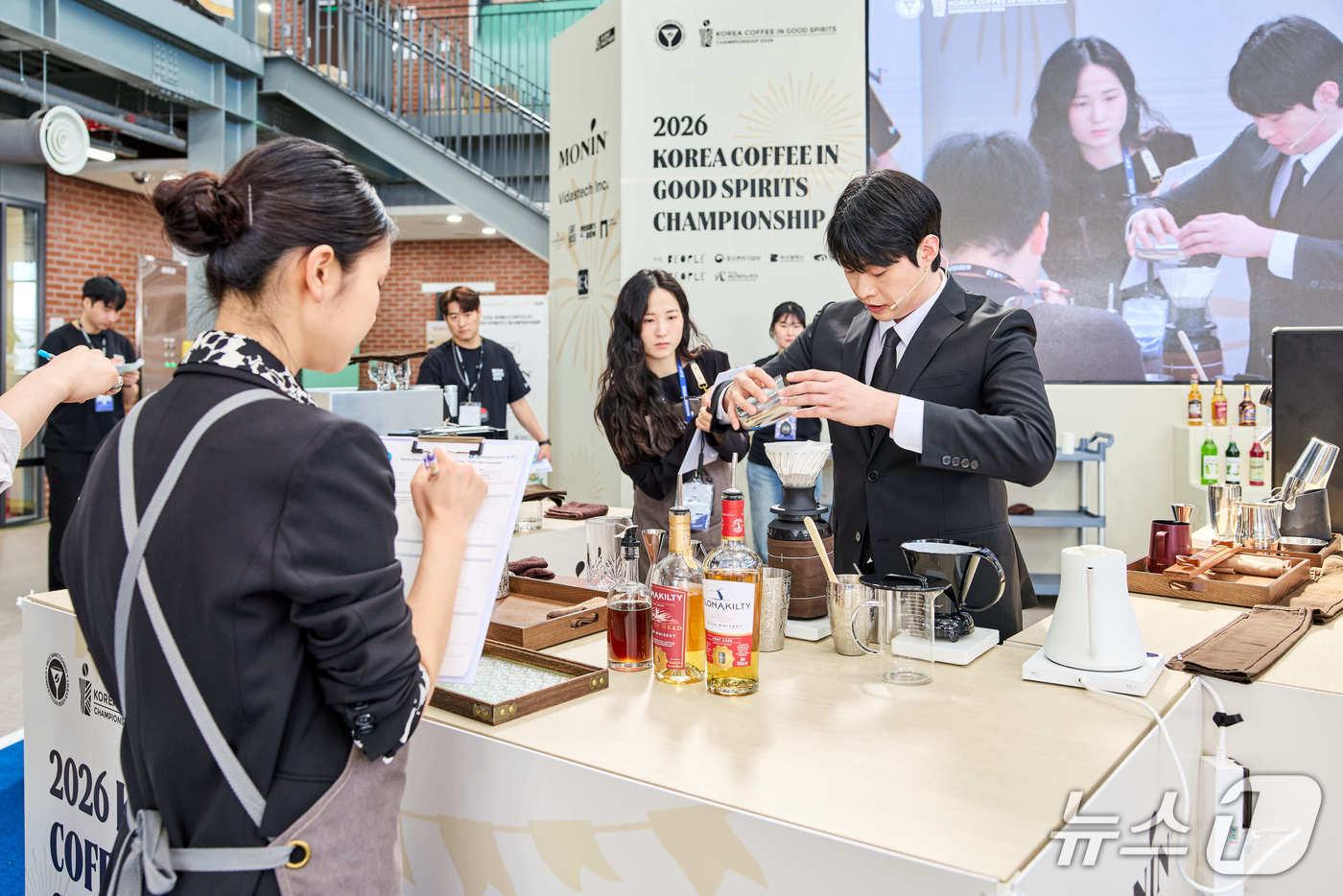 본문 이미지 - 2026 코리아커피챔피언십에서 먼스커피 소속 신현강 바리스타가 커피 제조 능력을 선보이고 있다.(부산테크노파크 제공. 재판매 및 DB금지)