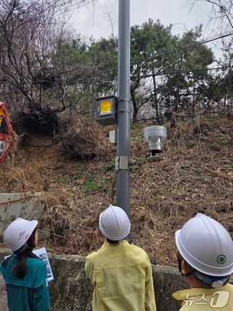 본문 이미지 - 여름철 호우대비 급경사지 현장점검 자료사진.(경기도 제공. 재판매 및 DB금지)