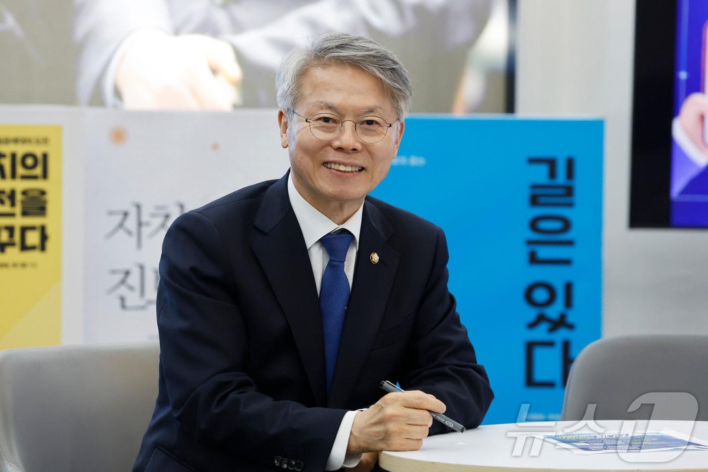 본문 이미지 - 인터뷰하는 민형배 민주당 전남광주통합특별시장 후보 2026.3.30 ⓒ 뉴스1 김태성 기자