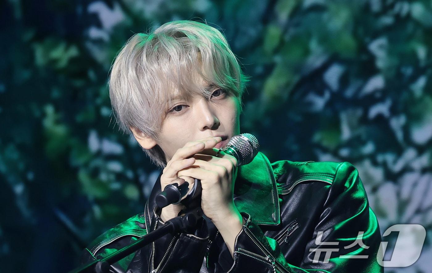 본문 이미지 - 가수 장한음이 30일 서울 강남구 성암아트홀에서 가진 두 번째 EP ‘DAYDREAM' 발매 기념 쇼케이스에서 타이틀 곡 'Only 1(온리 원)'을 선보이고 있다. 2026.3.30 ⓒ 뉴스1 권현진 기자