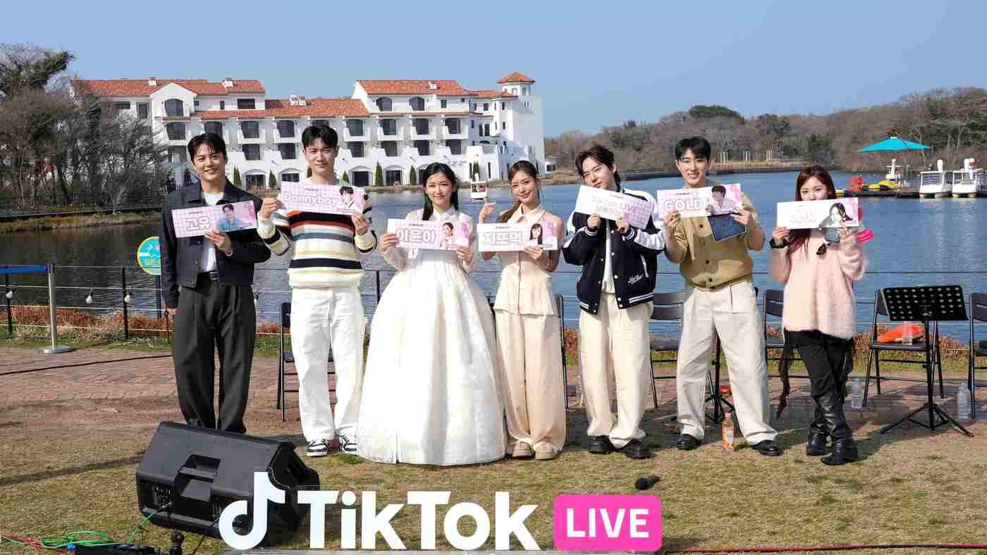 본문 이미지 - 틱톡 라이브 크리에이터 7인이 지난 27일 제주 에코랜드 테마파크에서 '틱톡 라이브 제주 에코랜드 봄 버스킹'을 진행했다. (틱톡 제공)