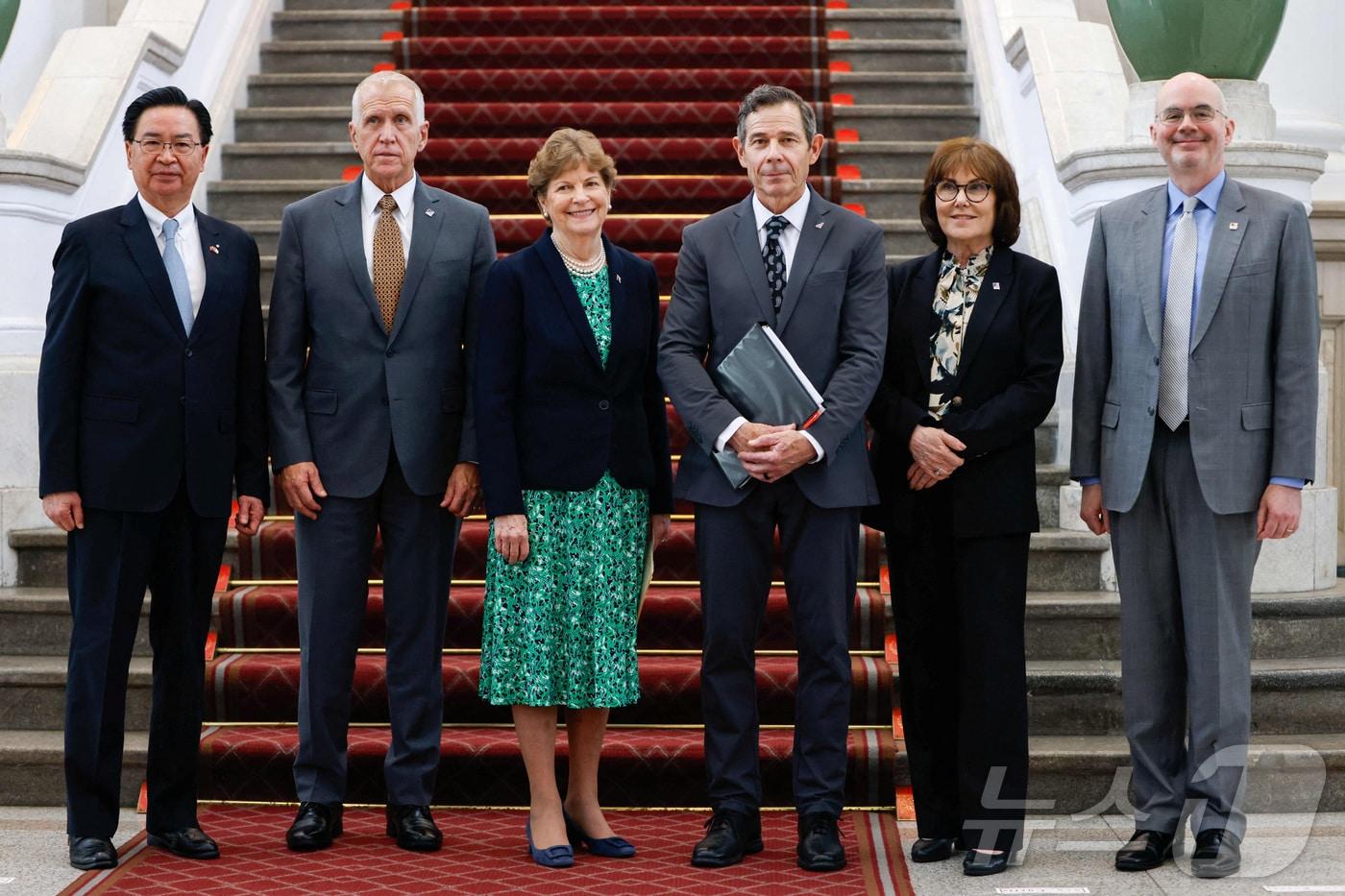 본문 이미지 - 30일 대만 타이베이 총통부에서 열린 기자회견에 참석한 미국 상원의원 대표단이 기념촬영을 하고 있다. 왼쪽부터 우자오셰 대만 국가안전보장회의(NSC) 사무총장, 톰 틸리스 공화당 상원의원, 진 샤힌 민주당 상원의원, 존 커티스 공화당 상원의원, 재키 로젠 민주당 상원의원, 레이몬드 그린 주대만 미국연구소 소장. 2026.3.30 ⓒ 로이터=뉴스1