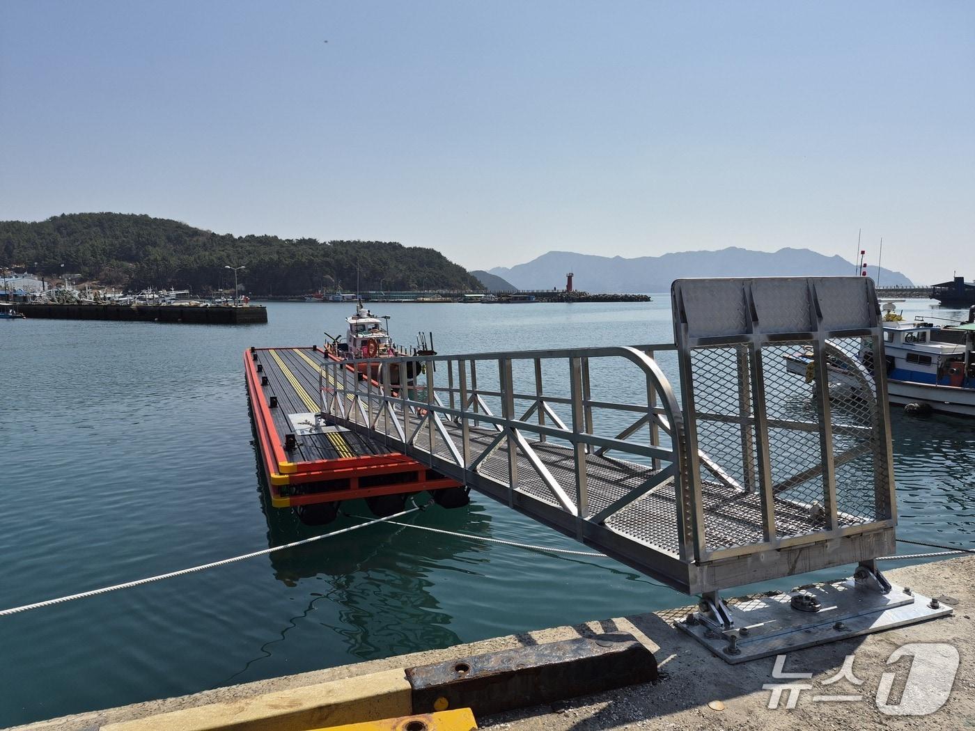 본문 이미지 - 고성 맥전포항 내에 설치된 환자 이송용 부잔교.(사천해경 제공. 재판매 및 DB금지)