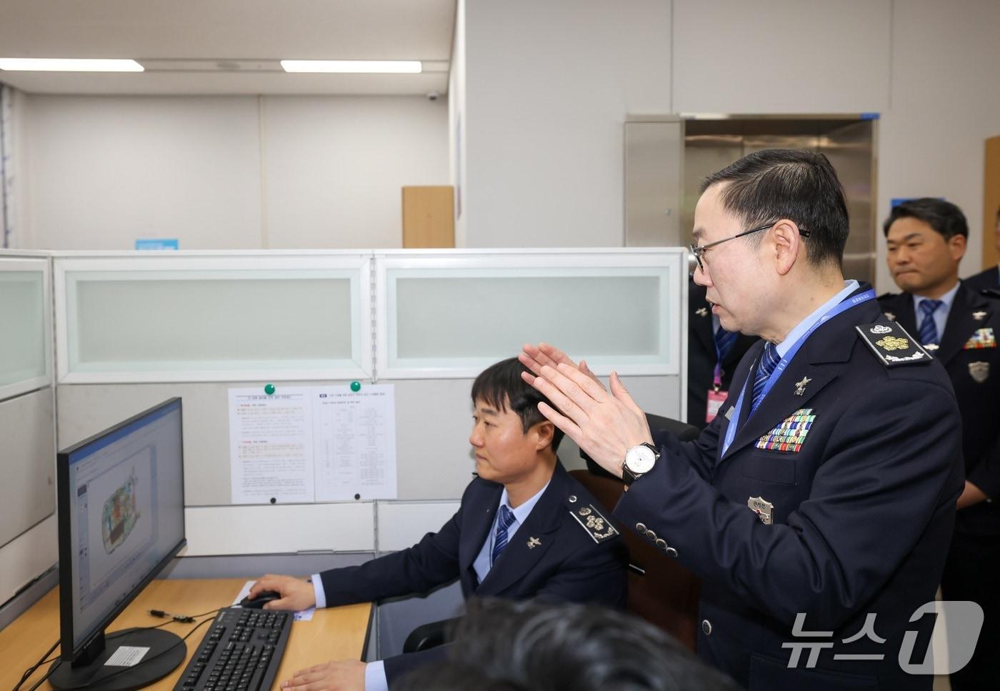본문 이미지 - 이명구 관세청장이 31일 인천국제공항 휴대·기탁 수하물의 X-ray 판독화면을 살펴보고 있다.(관세청 제공.재판매 및 DB금지)/뉴스1