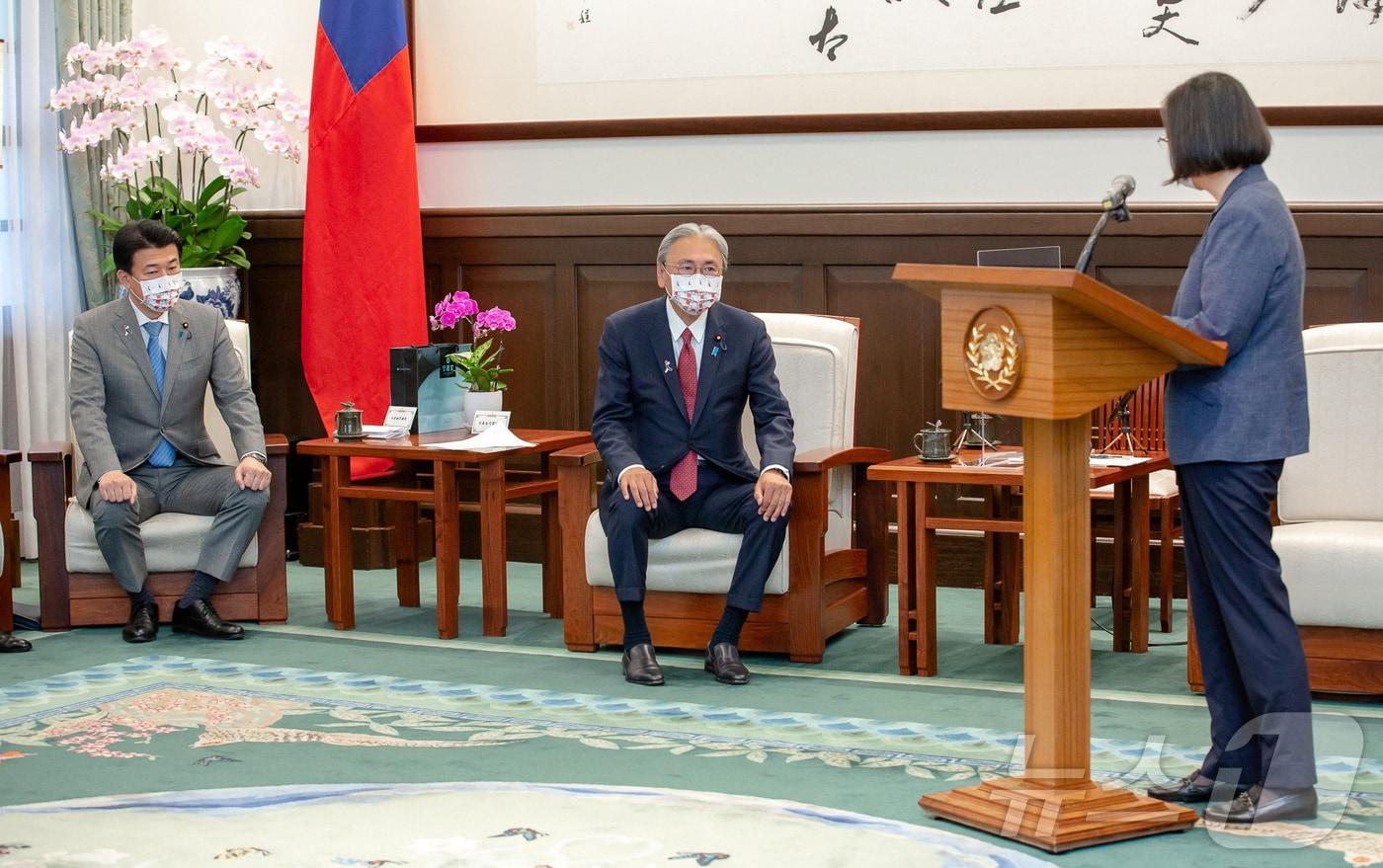 본문 이미지 - 차이잉원 대만 총통이 대만 타이베이에서 후루야 게이지 의원 및 기타 대표단과 대화를 나누고 있따. 2022.8.23 ⓒ 로이터=뉴스1