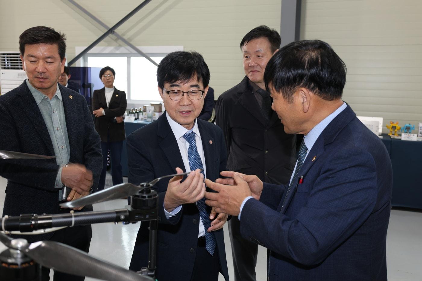 본문 이미지 - 인태연 소상공인시장진흥공단 이사장이 화성 소공인 집적지구 공동기반시설에서 시설과 장비를 둘러보고 있다.(소상공인시장진흥공단 제공)