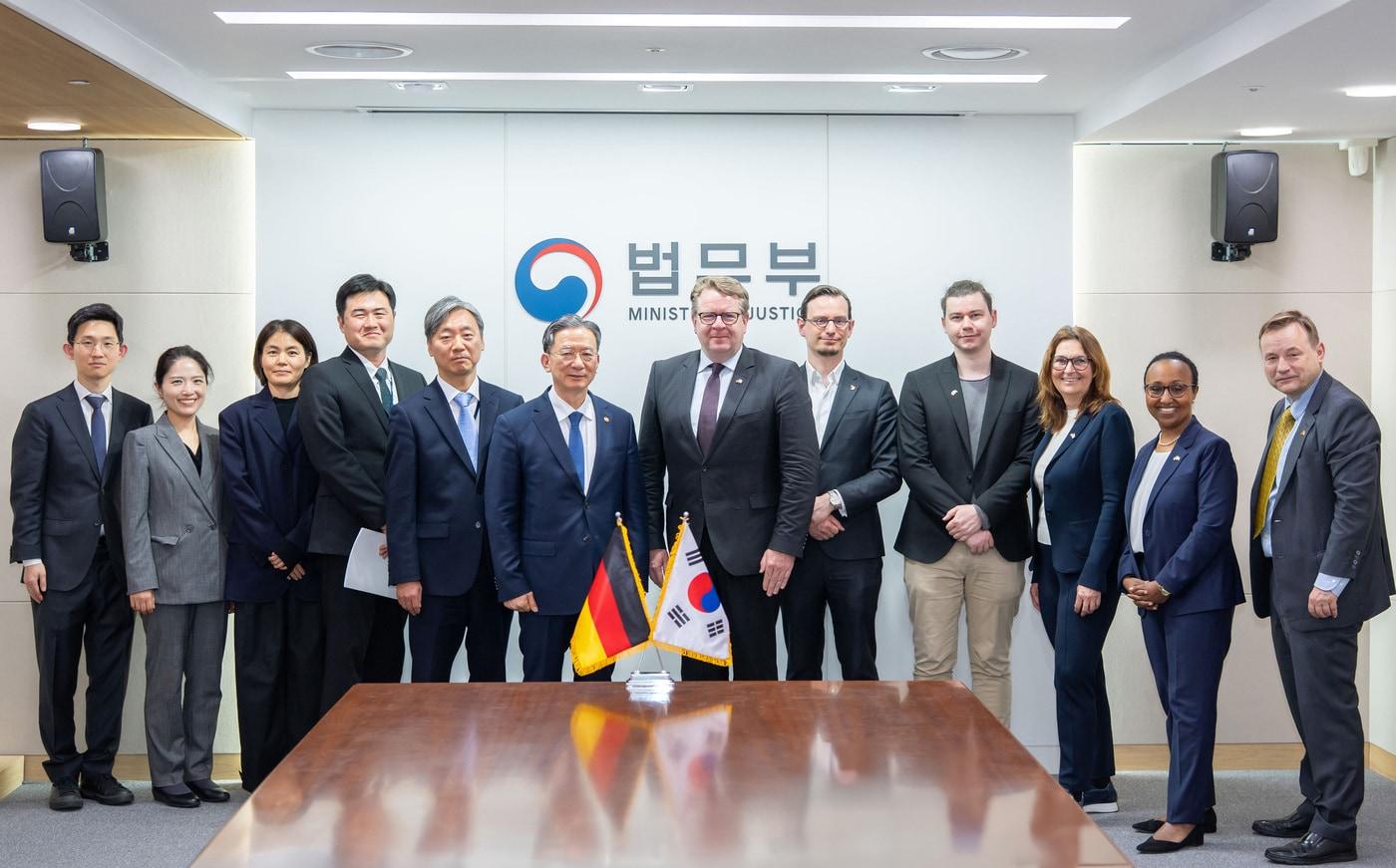 본문 이미지 - 정성호 법무부 장관이 30일 오후 경기 과천 정부과천청사에서 카스텐 뮐러(맨 우측에서 6번째) 등 독일 연방의회 의원 6명과 게오르크 슈미트(맨 우측) 주한독일대사와 만나 기념촬영을 하고 있다. (법무부 제공) 2026.3.30