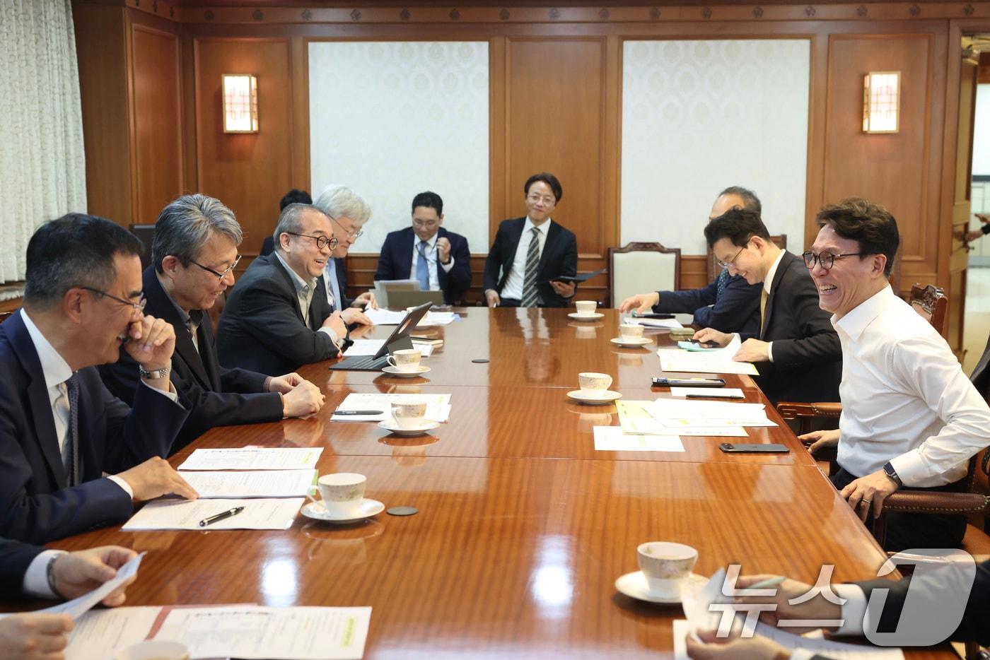 본문 이미지 - 김민석 국무총리가 30일 오후 정부서울청사에서 '중동전쟁 이후 경제대응책 간담회' 주재하고 있다. 김 총리는 이날 간담회에서 전쟁 여파에 따른 국내외 경제 영향 점검 및 분야별 대응 방향을 논의했다. (국무총리실 제공. 재판매 및 DB금지) 2026.3.30 ⓒ 뉴스1