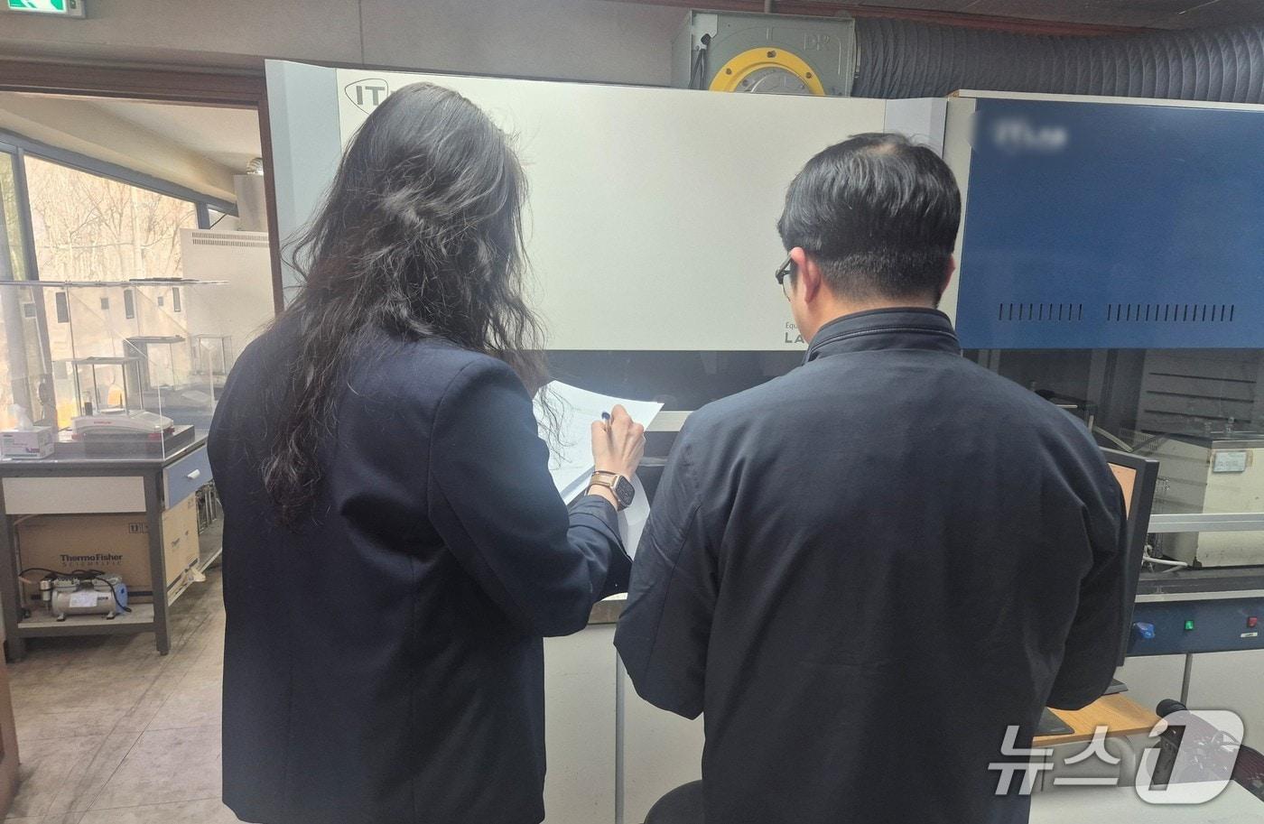본문 이미지 - 한강청 관계자가 지난 26일 서울시의 한 먹는물 수질검사기관을 찾아 실험실 장비를 점검하고 있는 모습.(한강청 제공)
