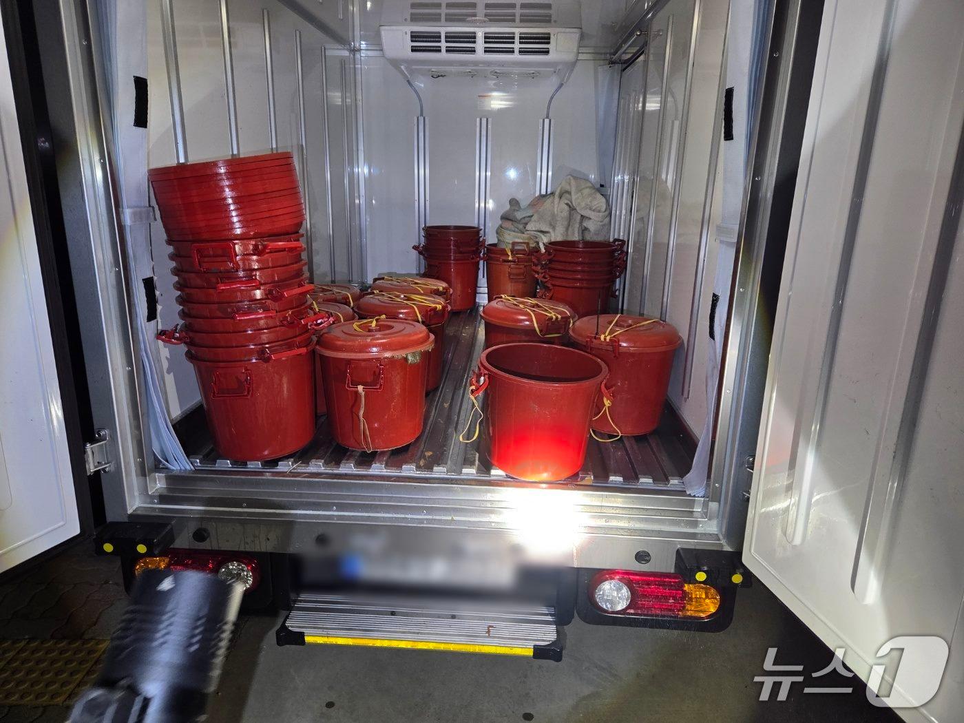 본문 이미지 - 검거 현장 모습.(군산해경 제공. 재판매 및 DB 금지)