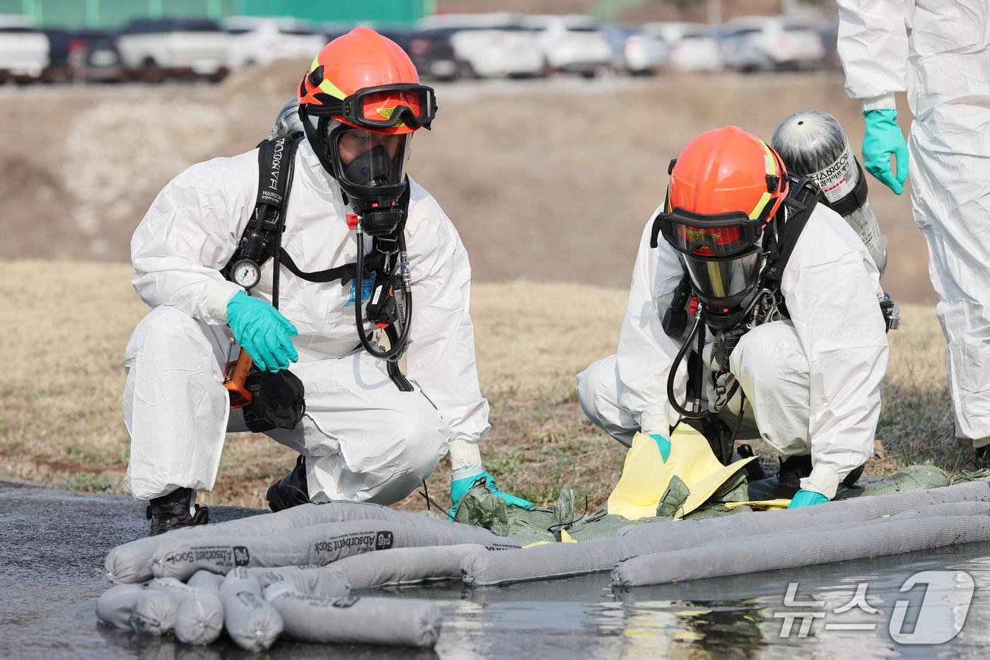 본문 이미지 - 경기도소방재난본부 화학사고 대응 역량 강화 훈련. (경기소방 제공. 재판매 및 DB 금지) 2026.3.31/뉴스1