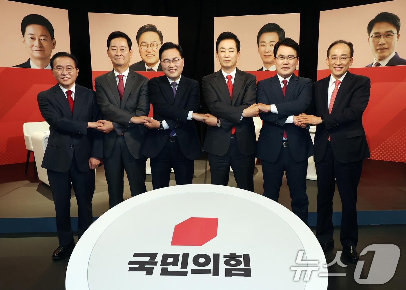 본문 이미지 - 30일 오후 대구 수성구 TBC에서 열린 '국민의힘 대구시장 경선 후보 1차 비전 토론회'에서 윤재옥·최은석·홍석준·유영하·이재만·추경호 후보(왼쪽부터)가 포즈를 취하고 있다. 2026.3.30 ⓒ 뉴스1 공정식 기자