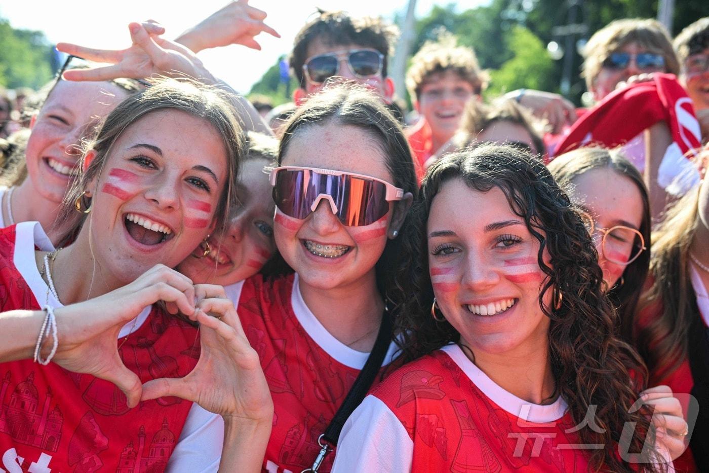 본문 이미지 - 오스트리아를 응원하는 축구팬들 ⓒ AFP=뉴스1