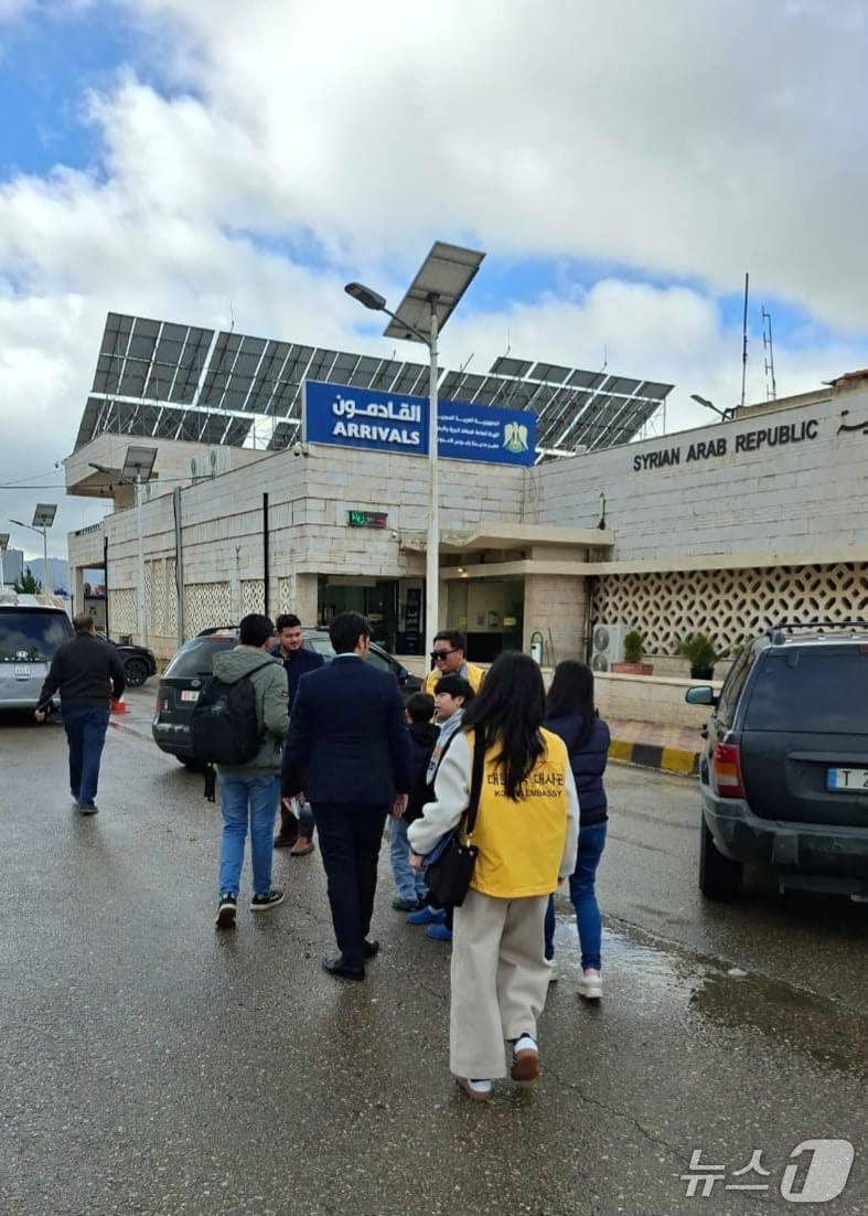 본문 이미지 - 외교부는 30일 레바논과 이라크 등 중동 지역에 체류중인 우리 국민들에 대한 대피와 귀국을 계속 지원하고 있다고 밝혔다 (외교부 제공)