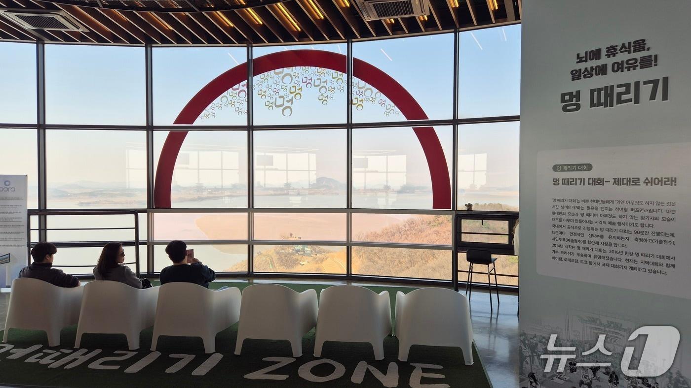 본문 이미지 - 경기 파주 오두산 통일전망대 4층 투썸플레이스 내부 모습. '멍때리기' 공간에서 시민들이 '북멍'을 즐기고 있다. 2026.03.28. ⓒ 뉴스1 임여익 기자