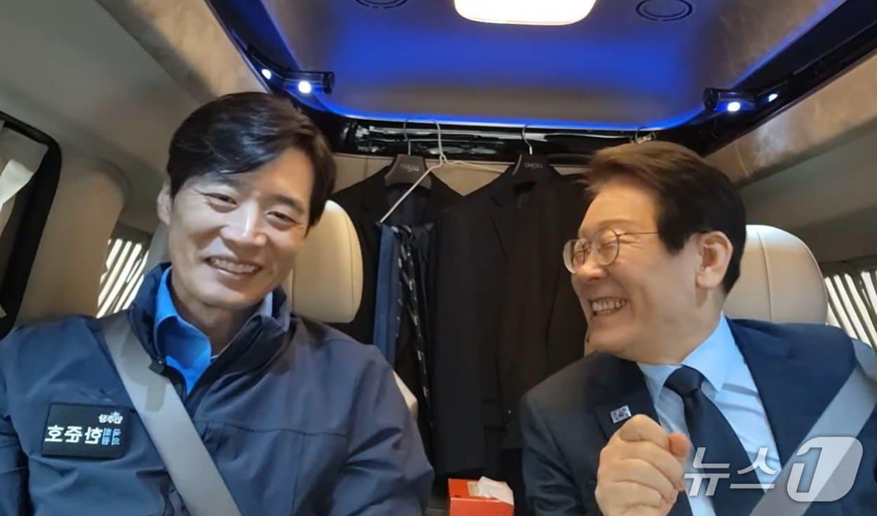 본문 이미지 - 청와대 홈페이지 ‘대통령과 함께한 순간’ 코너에 등록된 한준호 의원과 이재명 대통령의 사진.(한준호 의원측 제공)