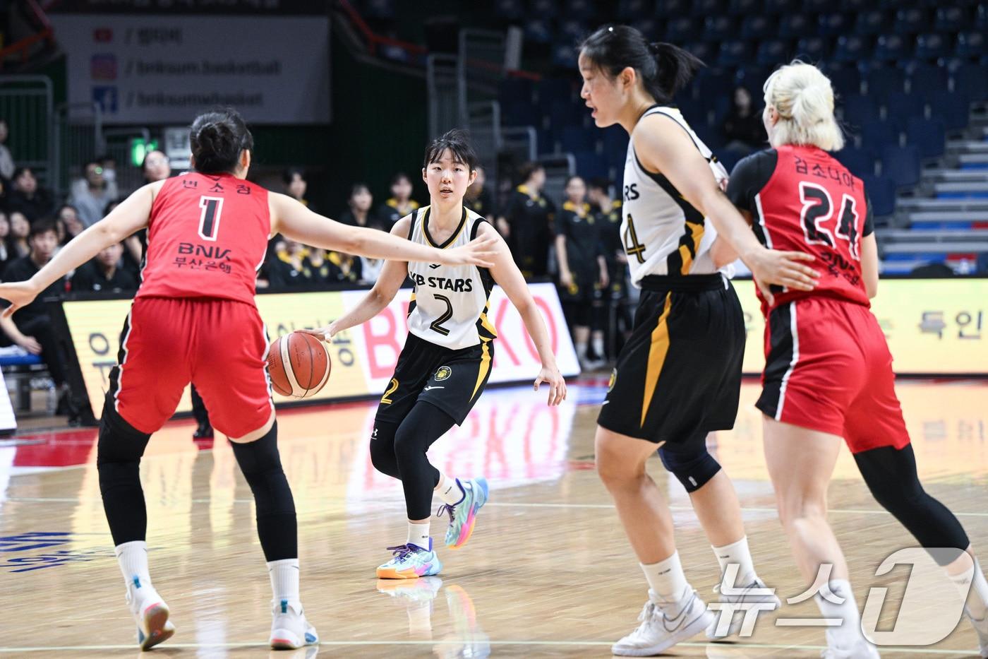 본문 이미지 - 30일 부산 사직체육관에서 열린 2025-2026 여자프로농구(WKBL) 부산 BNK 썸과 청주 KB 스타즈의경기, KB 허예은이 드리블하고 있다. (WKBL 제공. 재판매 및 DB금지) 2026.3.30 ⓒ 뉴스1