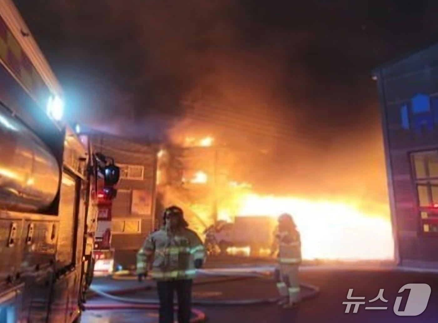 본문 이미지 - 경기 광주시 매산동 소재 한 유통 공장에서 30일 오후 8시 9분께 화재가 발생했다. (경기도소방재난본부 제공. 재판매 및 DB 금지) 2026.3.30/뉴스1