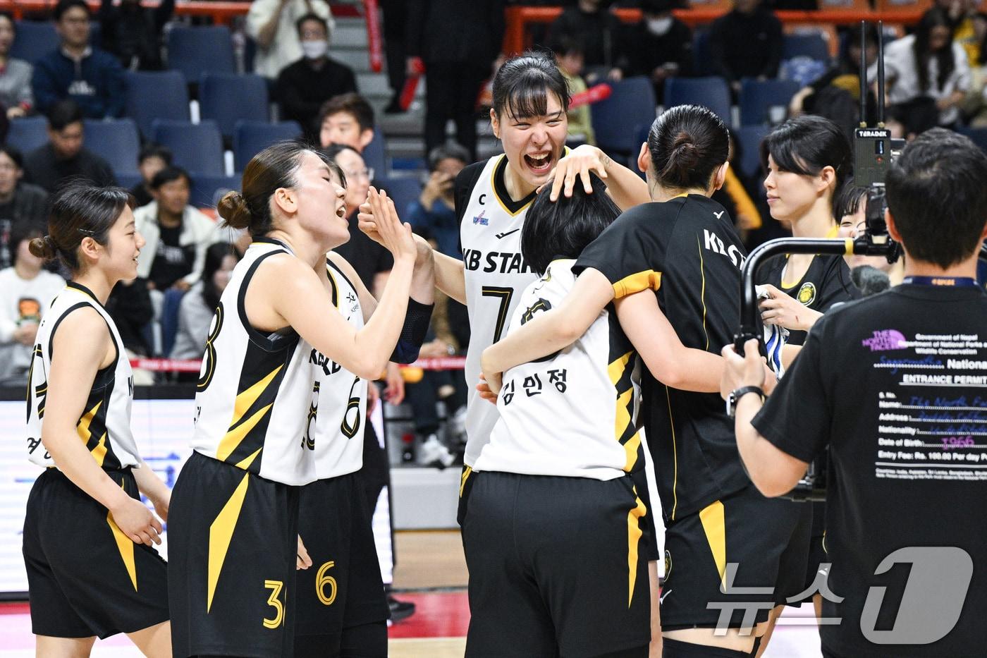 본문 이미지 - 30일 부산 사직체육관에서 열린 2025-2026 여자프로농구(WKBL) 부산 BNK 썸과 청주 KB 스타즈의 경기에서 BNK를 상대로 94대 69 승리를 거둔 KB선수들이 정규리그 우승을 확정지으며 기쁨을 나누고 있다. (WKBL 제공. 재판매 및 DB금지) 2026.3.30 ⓒ 뉴스1