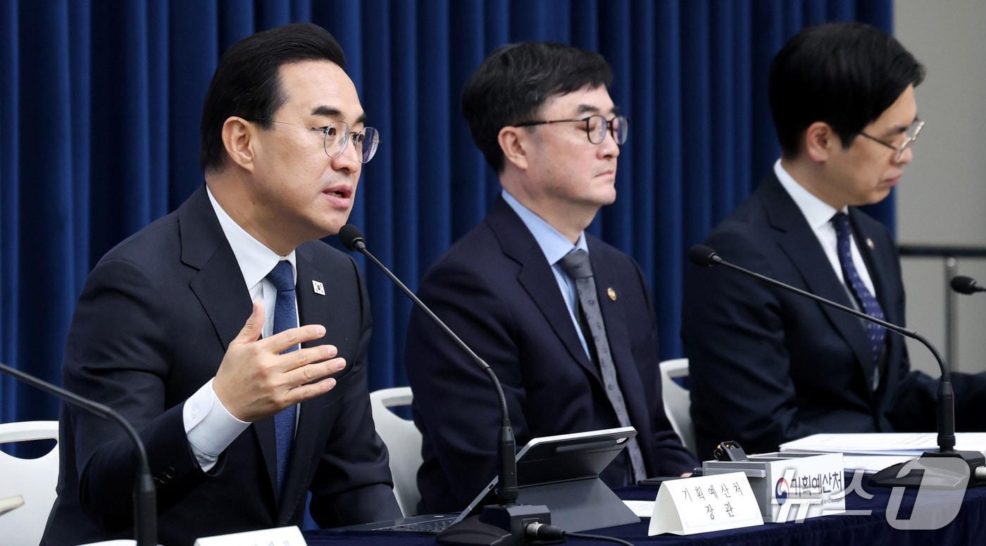 본문 이미지 - 27일 박홍근 기획예산처 장관이 정부세종청사에서 '중동전쟁 위기극복을 위한 2026년 추가경정예산안' 내용을 발표하고 있다. 2026.3.31 ⓒ 뉴스1 김기남 기자