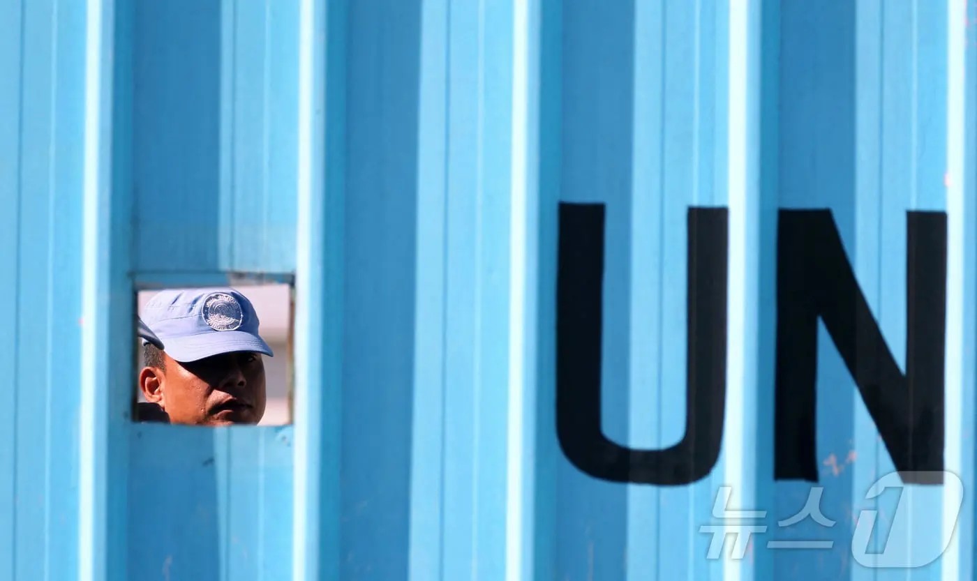 본문 이미지 - 유엔 레바논 평화유지군(UNIFIL) 대원이 2019년 9월 2일(현지시간) 레바논 남부 이스라엘 국경 인근 후울라 마을에서 틈새로 밖을 내다보고 있다. 29일 레바논 남부 아트시트 알쿠사이르 인근의 인도네시아 UNIFIL 진지 1곳이 폭격당해 1명이 사망하고 1명이 중태에 빠졌다. 2019.09.02. ⓒ 로이터=뉴스1