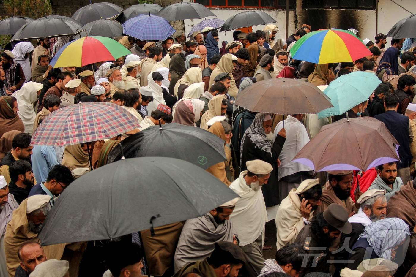 본문 이미지 - 2026년 3월 30일 아프가니스탄 쿠나르주 아사다바드에서 파키스탄군의 박격포탄에 숨진 희생자를 위해 조문객과 유가족이 장례 기도를 올리고 있다. 2026.03.30. ⓒ AFP=뉴스1