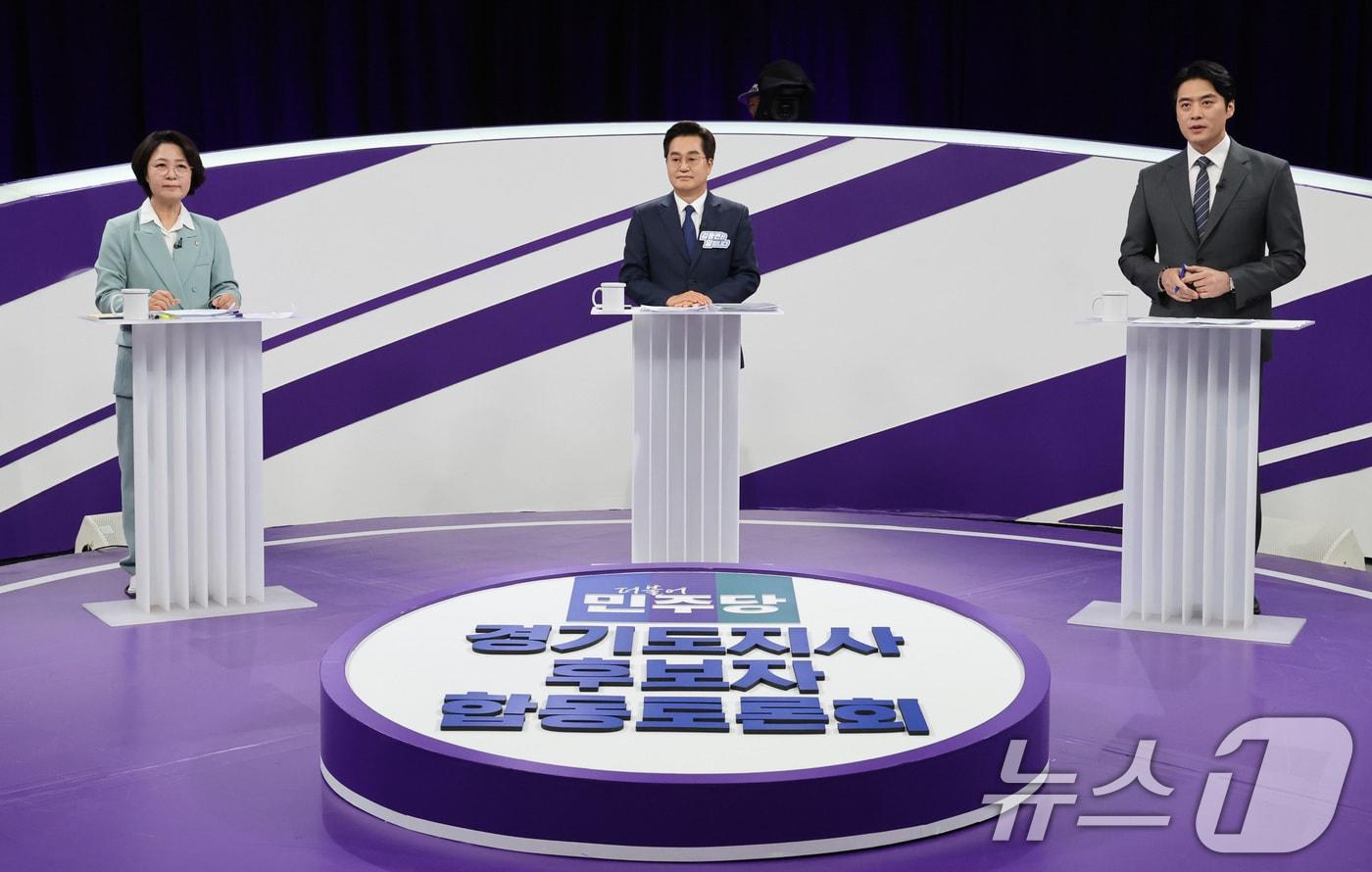 본문 이미지 - 더불어민주당 추미애(왼쪽부터), 김동연, 한준호 경기도지사 경선후보가 30일 서울 마포구 상암동 MBC 신사옥에서 열린 '더불어민주당 경기도지사 후보자 합동토론회'에서 토론준비를 하고 있다. 2026.3.30 ⓒ 뉴스1 국회사진기자단