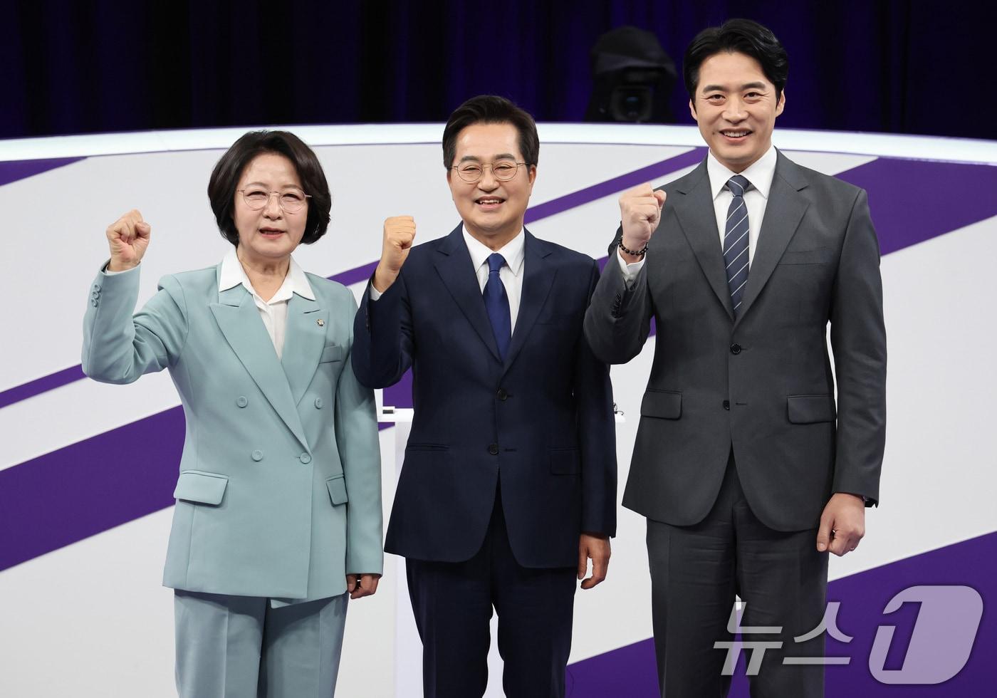 본문 이미지 - 더불어민주당 추미애(왼쪽부터), 김동연, 한준호 경기도지사 경선후보가 30일 서울 마포구 상암동 MBC 신사옥에서 열린 '더불어민주당 경기도지사 후보자 합동토론회'에서 기념촬영하고 있다. 2026.3.30 ⓒ 뉴스1 국회사진기자단