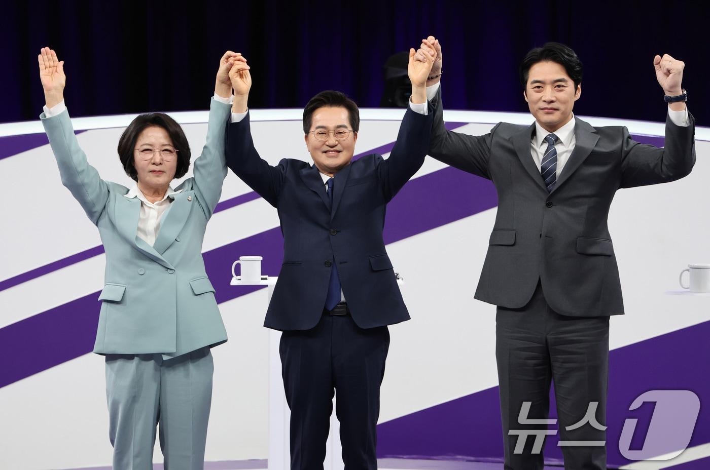 본문 이미지 - 더불어민주당 추미애(왼쪽부터), 김동연, 한준호 경기도지사 경선후보가 30일 서울 마포구 상암동 MBC 신사옥에서 열린 '더불어민주당 경기도지사 후보자 합동토론회'에서 기념촬영하고 있다. 2026.3.30 ⓒ 뉴스1 국회사진기자단