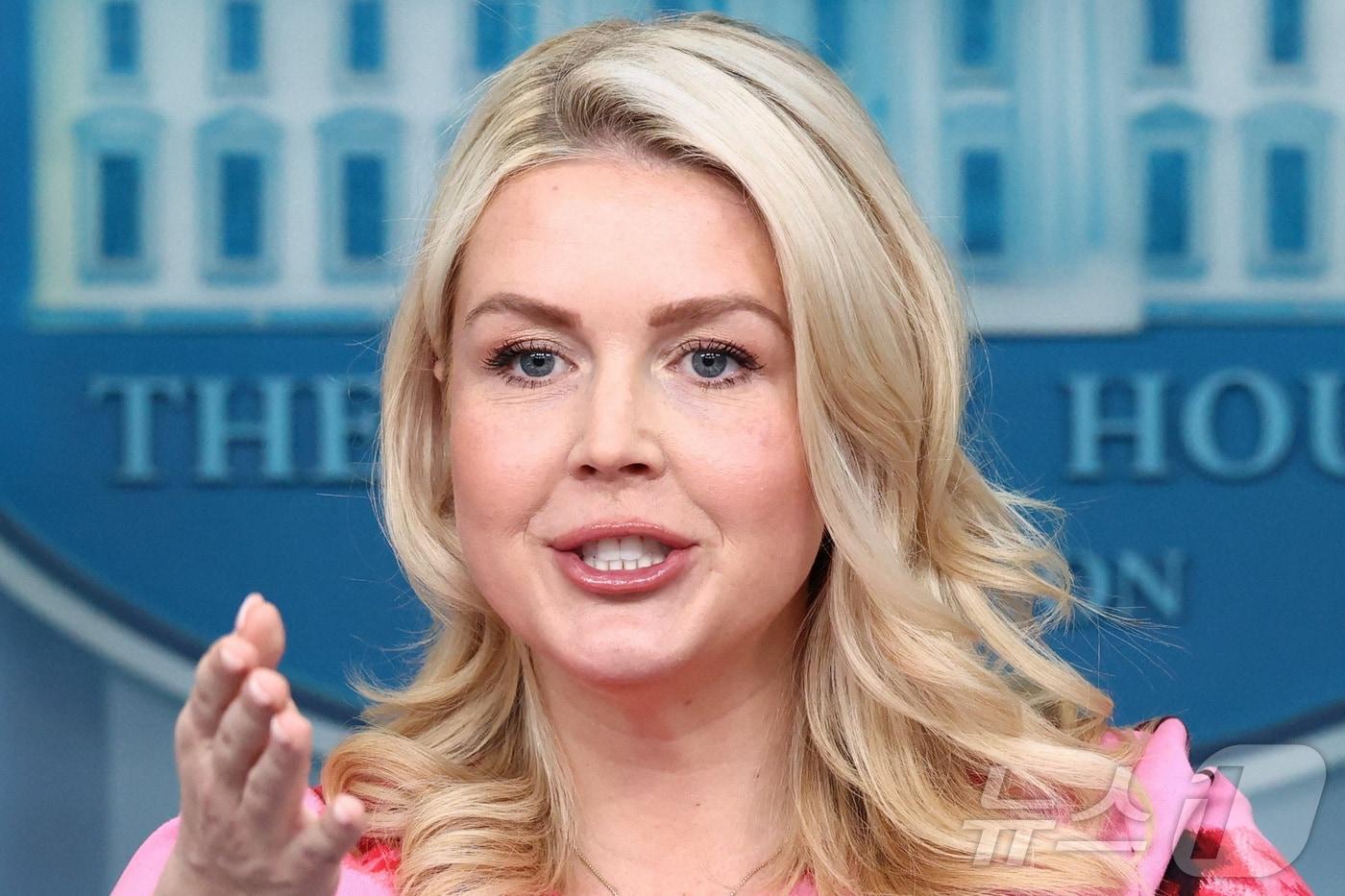 본문 이미지 - 캐롤라인 레빗 백악관 대변인이 30일 브리핑에서 언론의 질문에 답하고 있다. 2026.3.30 ⓒ 로이터=뉴스1