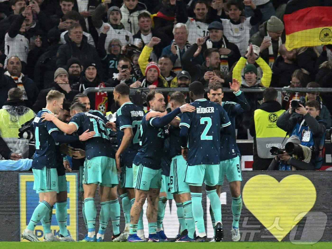 본문 이미지 - 홈에서 가나를 상대로 승리한 독일 축구대표팀.  ⓒ AFP=뉴스1