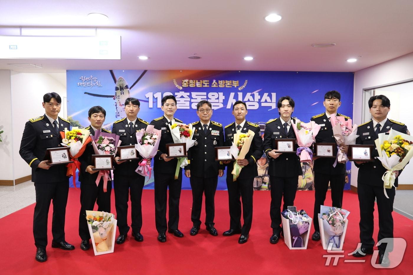 본문 이미지 -  충남소방본부가 지난해 구급·구조·화재 분야에서 가장 활발히 현장 활동을 수행한 ‘119출동왕’ 9명을 선발한 뒤 기념촬영을 하고 있다. (충남소방본부 제공, 재판매 및 DB금지) /뉴스1