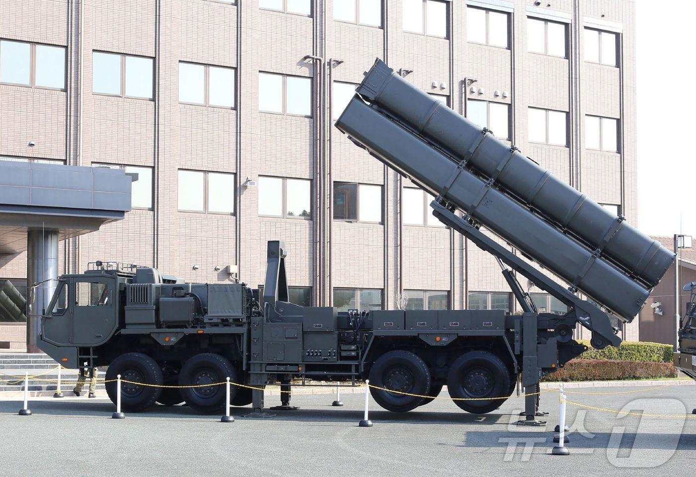 본문 이미지 - 일본 방위성이 육상자위대의 구마모토현 켄군 주둔지에서 공개한 '12식 지대함 유도탄 능력 향상형' 미사일 발사대. 사진은 지지통신 제공. 2026.03.17 ⓒ AFP=뉴스1