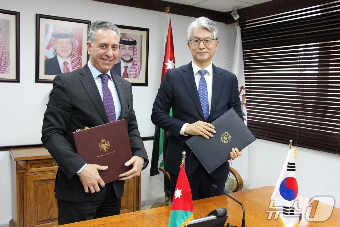 본문 이미지 -  김필우 주요르단대사가 30일 요르단 암만에서 야룹 쿠다 요르단 산업통상부 장관과 '대한민국 정부와 요르단왕국 정부 간의 경제 및 무역 협력에 관한 협정'에 서명했다. 2026.03.31. (외교부 제공)